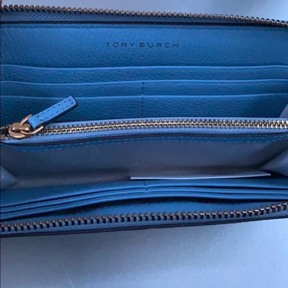 AUTHENTIC Tory Burch Britten Zip  Wallet - Picture 3 of 5